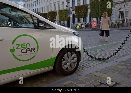 Renault Zoe Elektroauto der Zencar car sharing Regelung auf in der Place de Luxemburg gegenüber dem Europäischen Parlament in Brüssel Stockfoto