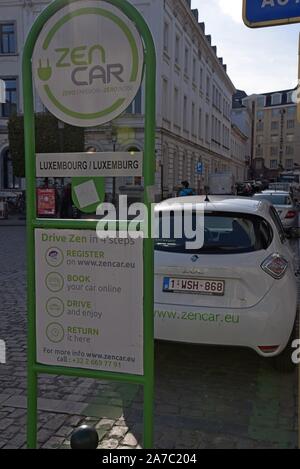 Renault Zoe Elektroauto der Zencar car sharing Regelung auf in der Place de Luxemburg gegenüber dem Europäischen Parlament in Brüssel Stockfoto