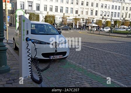 Renault Zoe Elektroauto der Zencar car sharing Regelung auf in der Place de Luxemburg gegenüber dem Europäischen Parlament in Brüssel Stockfoto