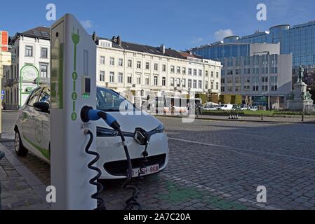 Elektrische Renault Zoe mit Zencar Auto teilen Regelung auf in der Place de Luxemburg, Brüssel mit Europäischen Parlaments Gebäude im Hintergrund Stockfoto