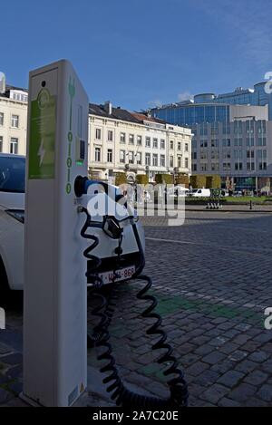 Elektrische Renault Zoe mit Zencar Auto teilen Regelung auf in der Place de Luxemburg, Brüssel mit Europäischen Parlaments Gebäude im Hintergrund Stockfoto