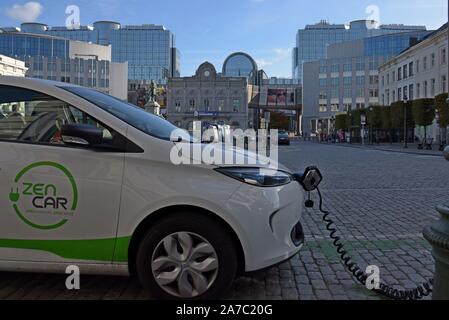 Elektrische Renault Zoe mit Zencar Auto teilen Regelung auf in der Place de Luxemburg, Brüssel mit Europäischen Parlaments Gebäude im Hintergrund Stockfoto