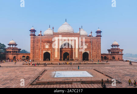 Agra, völlige Pradesh/Indien - Oktober 13,2019. Kau Verbot Moschee verzierte Moschee aus rotem Sandstein, die integraler Bestandteil des Taj Mahal komplexer die symmetrischen Stockfoto