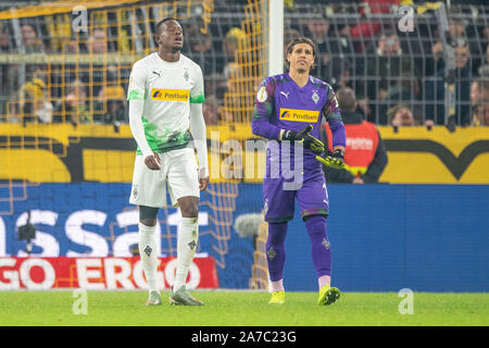 Dortmund, Deutschland. 31 Okt, 2019. Denis ZAKARIA (links, MG) und Torhüter Yann Sommer (MG) sind nach dem Ziel auf 2:1 für Borussia Dortmund, enttäuscht, Enttäuschung, Enttäuschung, traurig, frustriert, frustriert, gefroren, vollständige Abbildung, Fußball, DFB-Pokal, 2. Runde, Borussia Dortmund (DO) - Borussia Mönchengladbach (MG) 2:1, am 30.10.2019 in Dortmund/Deutschland enttäuscht. | Verwendung der weltweiten Kredit: dpa/Alamy leben Nachrichten Stockfoto