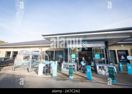 Bilder zu einem co-op Lebensmitteln lagern. Die Außenseite des Holmfirth speichern. Stockfoto