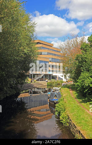 Huddersfield Universität Gebäude, mit Huddersfield breiten Kanal im Vordergrund Stockfoto