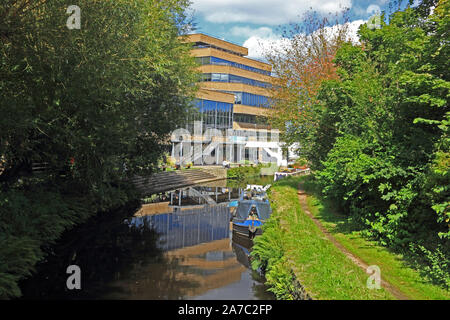 Huddersfield Universität Gebäude, mit Huddersfield breiten Kanal im Vordergrund Stockfoto