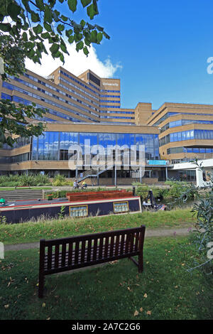 Huddersfield Universität Gebäude, mit Huddersfield breiten Kanal im Vordergrund Stockfoto