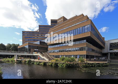 Huddersfield Universität Gebäude, mit Huddersfield breiten Kanal im Vordergrund Stockfoto