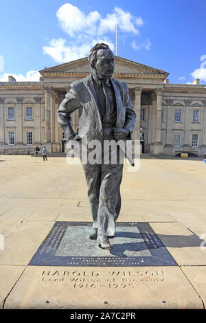 Harold Wilson Statue, St George Square, Huddersfield Stockfoto