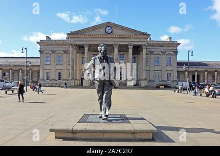 Harold Wilson Statue, mit Bahnhof hinter, St George Square, Huddersfield Stockfoto