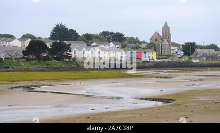 Blick über Copperhouse Pool bei Ebbe in Richtung Copperhouse mit St Elwyn der Kirche auf der rechten Seite, Hayle, Cornwall, Großbritannien. Stockfoto