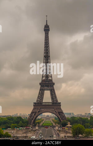 Perfektes Porträt Blick auf den berühmten Eiffelturm aus dem Chaillot Hill an einem bewölkten dunstige Sommer morgen in Paris. Der Eiffelturm ist das... Stockfoto