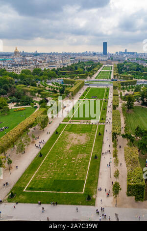 Große Antenne Hochformat von Champ-de-Mars Park in Paris. In der Ferne sind die École Militaire Gebäude, die goldene Kuppel der Les Invalides... Stockfoto