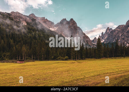 Panoramablick auf die Dolomiten, Val Fischleintal. Stockfoto