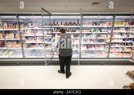 Bilder zu einem co-op Lebensmitteln lagern. Eine männliche Arbeiter auf einem Gang Stockfoto