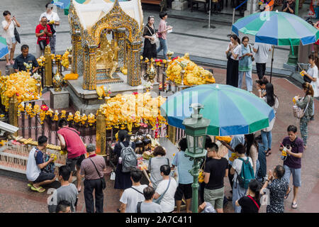 Bangkok, Thailand - 25. September 2019: Unbekannter Touristen und thailändischen Menschen beten, die berühmten Erawan Schrein an der Ratchaprasong Kreuzung Respekt, Ban Stockfoto