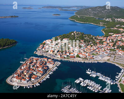 LUFTAUFNAHME. Malerische Stadt, Halbinsel und Yachthafen von Tribunj. In Der Nähe Von Šibenik, Gespanschaft-Knin, Dalmatien, Kroatien. Stockfoto