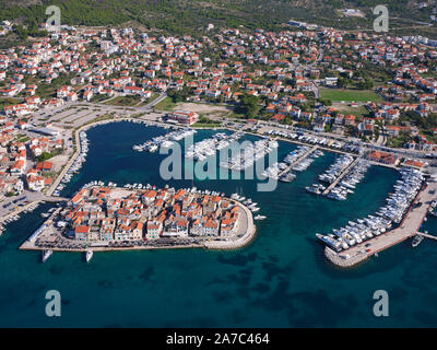 LUFTAUFNAHME. Malerische Stadt, Halbinsel und Yachthafen von Tribunj. In Der Nähe Von Šibenik, Gespanschaft-Knin, Dalmatien, Kroatien. Stockfoto