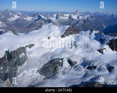 LUFTAUFNAHME. Italienische Seite des 4164m hohen Breithorns und 4506m hohen Weisshorns in der Ferne. Aostatal, Italien & Kanton Wallis, Schweiz. Stockfoto