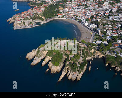 LUFTAUFNAHME. Historische Stadt auf einem felsigen Vorgebirge mit einer kleinen geschützten Bucht. Ulcinj, Montenegro. Stockfoto