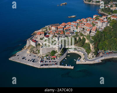 LUFTAUFNAHME. Historische Stadt auf einem Felsvorsprung über der Adria. Ulcinj, Montenegro. Stockfoto