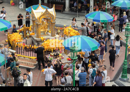 Bangkok, Thailand - 22. Oktober 2019: Unbekannter Touristen und thailändischen Menschen beten, die berühmten Erawan Schrein an der Ratchaprasong Kreuzung Respekt, Bangk Stockfoto