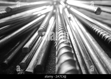 Nahaufnahme Stahl oder Stahl Verstärkung bar in der Baustelle mit Sonnenstrahl am Morgen, stahlstangen Stäbe zur Verstärkung von Beton verwenden können. Stockfoto