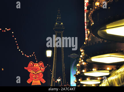 Blackpool Illuminations entlang der goldenen Meile mit dem Turm, Lancashire, England, Großbritannien Stockfoto