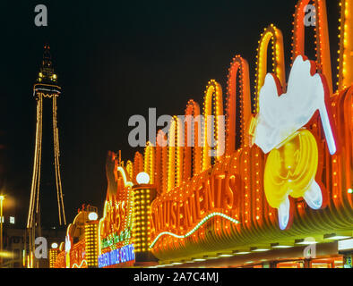 Blackpool Illuminations entlang der goldenen Meile mit dem Turm, Lancashire, England, Großbritannien Stockfoto