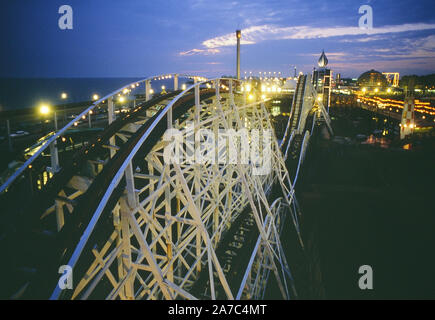 Big Dipper Holzachterbahn bei Nacht, Blackpool Pleasure Beach, Lancashire, England, Großbritannien. Ca. 80er Stockfoto