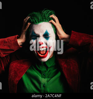 Odessa, Ukraine, 29. Oktober 2019. Make-up-Joker mit grünen Haaren für Halloween. Close-up Gesicht auf schwarzen Hintergrund. Stockfoto