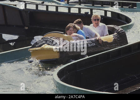 Die alte flume in Blackpool Pleasure Beach, Lancashire, England, UK anmelden. Ca. 80er Stockfoto