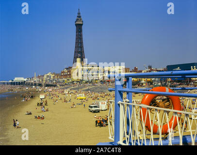 Blackpool Tower aus gesehen Central Pier, Lancashire, England, Großbritannien Stockfoto