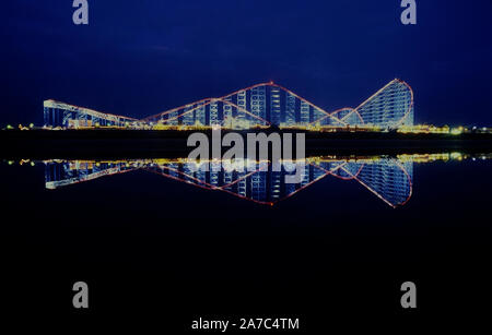 Die große Achterbahn in der Nacht. Blackpool Pleasure Beach. Blackpool. Lancashire. Großbritannien Stockfoto