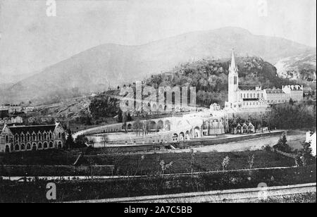 Alte Postkarte von Lourdes (1903) zeigen das Heiligtum Unserer Lieben Frau von Lourdes (aka der Domäne), Lourdes, Hautes-Pyrénées, Frankreich Stockfoto