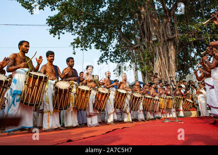 Thirunakkara, Kottayam, Kerala, Indien am 23. März 2009 :: Künstler spielen Percussion Blasinstrumente (chendamelam) im Pooram Festival Stockfoto