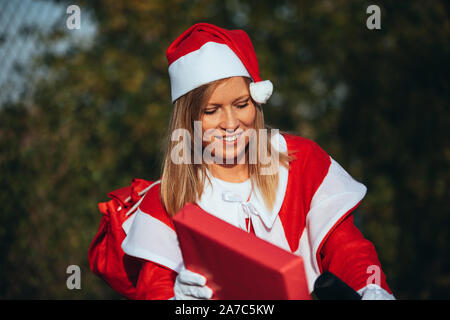 Foto von Mama noel ein Lineal in der Tasche mit Ausdruck von Glück Stockfoto