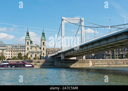 Die elisabethbrücke (Erzsébet híd) und die Innere Stadt Kirche. Budapest Stockfoto