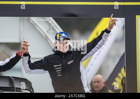 Ott Tanak feiert seinen Gewinn bei der Siegerehrung feiern des 2019 WRC Wales Rally GB in Llandudno, Wales, Großbritannien Stockfoto