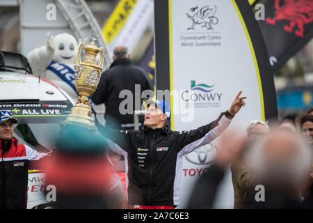 Ott Tanak feiert seinen Gewinn bei der Siegerehrung feiern des 2019 WRC Wales Rally GB in Llandudno, Wales, Großbritannien Stockfoto