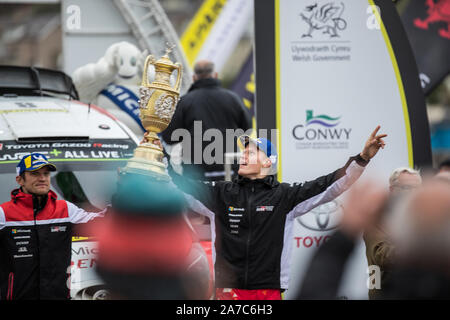 Ott Tanak feiert seinen Gewinn bei der Siegerehrung feiern des 2019 WRC Wales Rally GB in Llandudno, Wales, Großbritannien Stockfoto