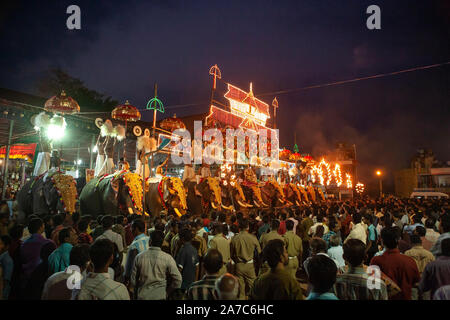 Thirunakkara, Kottayam, Kerala, Indien am 23. März 2009: Eingerichtet Elefanten stehen für die Parade am Festival in Thirunakkara Tempel für die Tradition Stockfoto