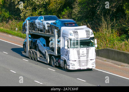 AIC Car Carriers; Spedition Delivery Trucks, LKW, Transport, LKW, Fracht, 2017 weiße DAF Trucks XF Fahrzeug, Lieferung, gewerblicher Transport, Industrie, Abholung und Auslieferungen auf der M6 in Lancaster, Großbritannien Stockfoto