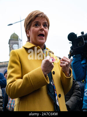 Leith, Edinburgh, Schottland, Großbritannien. 1. November 2019. Schottische erster Minister Nicola Sturgeon joined Deidre Brock, Kandidaten der SNP für Edinburgh Norden und Leith, heute auf der Campaign Trail in Leith, Edinburgh. Sie erzählte Aktivisten seiner Partei, dass die allgemeinen Wahlen in Schottland ist die Chance der Brexit Chaos durch Abstimmung SNP und Schottlands Zukunft in Schottland Hände zu entkommen. Iain Masterton/Alamy Leben Nachrichten. Stockfoto