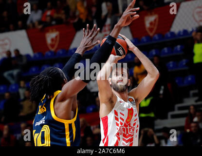 Belgrad, Serbien. 31 Okt, 2019. Von Crvena Zvezda Stratos Perperoglou (R) Mias mit Khimki Jeremy Evans während der regulären Saison Runde 6 Euroleague Basketball Spiel in Belgrad, Serbien, Okt. 31, 2019. Credit: Predrag Milosavljevic/Xinhua/Alamy leben Nachrichten Stockfoto