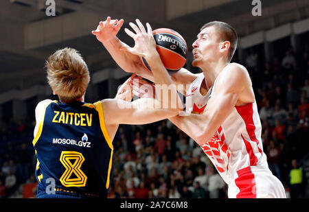 Belgrad, Serbien. 31 Okt, 2019. Von Crvena Zvezda Borisa Simanic (R) Mias mit Khimki Vyacheslav Zaytsev während der regulären Saison Runde 6 Euroleague Basketball Spiel in Belgrad, Serbien, Okt. 31, 2019. Credit: Predrag Milosavljevic/Xinhua/Alamy leben Nachrichten Stockfoto