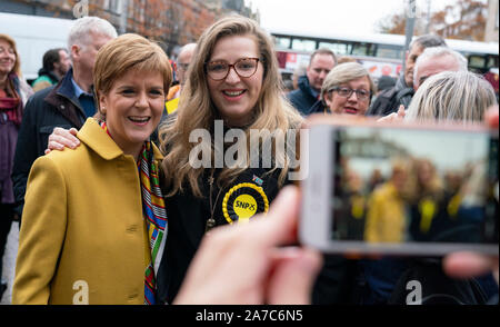 Leith, Edinburgh, Schottland, Großbritannien. 1. November 2019. Schottische erster Minister Nicola Sturgeon joined Deidre Brock, der SNPÕs Kandidat für Edinburgh Norden und Leith, heute auf der Campaign Trail in Leith, Edinburgh. Sie erzählte Aktivisten seiner Partei, dass die allgemeinen Wahlen ist die ScotlandÕs Brexit Chaos durch Abstimmung SNP und ScotlandÕs ScotlandÕs Hände in Zukunft zu entgehen. Abgebildet ist. Selfie mit Nicola Stör. Iain Masterton/Alamy Leben Nachrichten. Stockfoto