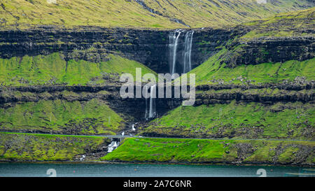 Long Shot der Fossa Wasserfall in Färöer Inseln Stockfoto