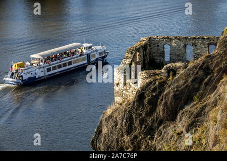 Vysehrad-Felsen. Die Ruinen über dem Fluss sind das sogenannte Libuse-Bad, der Rest der Garde aus dem 14. Jahrhundert, Vysehrad Prag Stockfoto